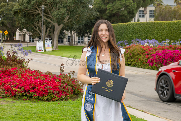 Lauren Berry graduation photos, portraits at UCSB Santa Barbara Ca. Gustavo Villarreal Photography, 323-633-8283