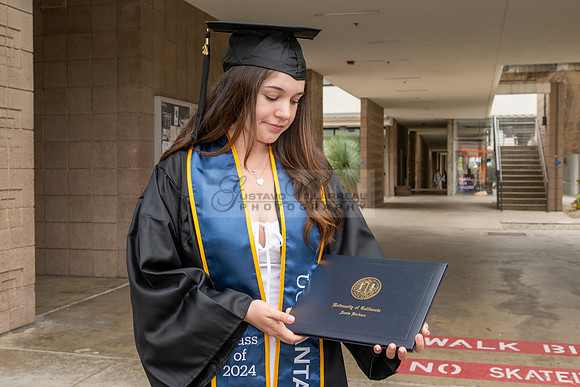 Lauren Berry graduation photos, portraits at UCSB Santa Barbara Ca. Gustavo Villarreal Photography, 323-633-8283
