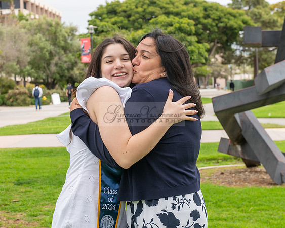 Lauren Berry graduation photos, portraits at UCSB Santa Barbara Ca. Gustavo Villarreal Photography, 323-633-8283