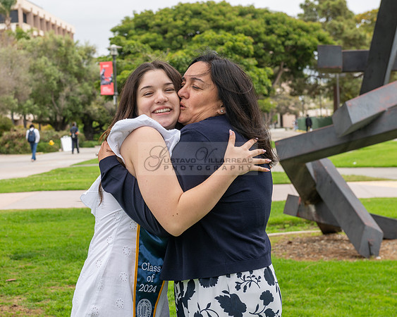 Lauren Berry graduation photos, portraits at UCSB Santa Barbara Ca. Gustavo Villarreal Photography, 323-633-8283