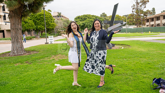 Lauren Berry graduation photos, portraits at UCSB Santa Barbara Ca. Gustavo Villarreal Photography, 323-633-8283